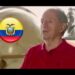 Hombre mayor sentado frente a un globo terráqueo y un emblema de la bandera de Ecuador: ¿Cuánto cobra Zaperoko por sus presentaciones en vivo? Descúbrelo aquí