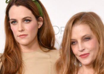 Dos mujeres pelirrojas en primer plano sobre una alfombra roja, imagen editorial relacionada con Los hijos de Lisa Marie Presley: legado y tragedia familiar.