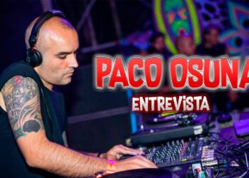 ¿Cuánto cobra Paco Osuna por sus presentaciones en vivo? DJ en cabina con auriculares y mesa de mezclas durante una entrevista en vivo.