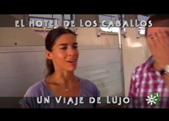 Mujer frente a caballerizas con rótulos "El hotel de los caballos" y "Un viaje de lujo" y texto informativo ¿Cuánto cobra Lea Vicens? Descubre su sorprendente salario en el toreo