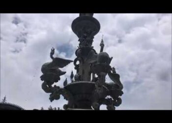 Patrimonio de Querétaro: joyas culturales y arquitectónicas en una fuente ornamental con figuras aladas