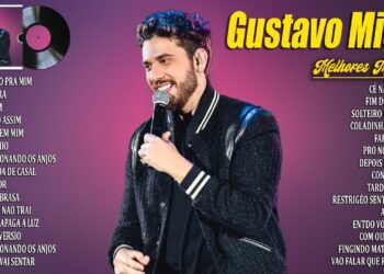 Cantante masculino en el escenario con micrófono y una lista de canciones en diseño de portada, descubre el impresionante caché del artista y su éxito