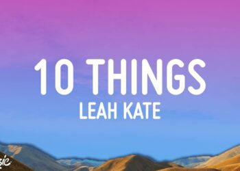 Cartel con tipografía blanca 10 THINGS sobre un cielo degradado rosa a azul y montañas en primer plano, La famosa comedia romántica que todos amamos llega a Broadway y no vas a creer lo que han preparado