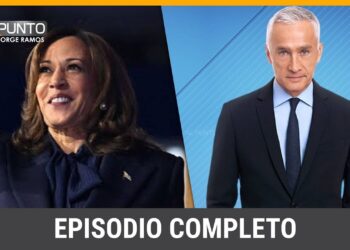 Presentador y retrato de una figura pública en pantalla dividida con logo del programa y texto EPISODIO COMPLETO — Dónde trabaja Jorge Ramos: descubre su trayectoria y proyectos