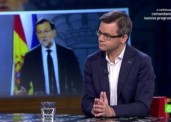 Presentador en estudio junto a la imagen de una figura política y el sorprendente sueldo como registrador de la propiedad