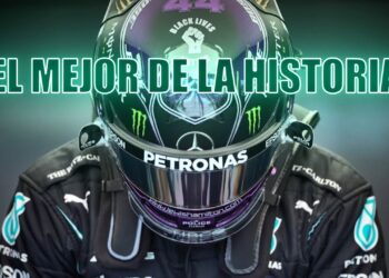 Casco de piloto con el número 44 y logotipos de equipo en vista frontal; ¿De dónde es Hamilton? Descubre la historia detrás del famoso piloto