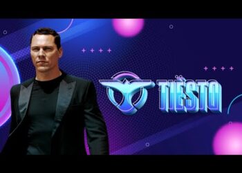 Retrato de un DJ elegante con traje negro frente a un fondo digital violeta y rosa y un logotipo musical estilizado.