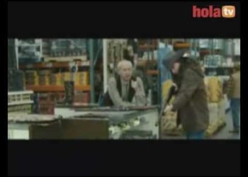 Mujer mayor detrás de un mostrador en una tienda interactuando con un cliente abrigado, escena cotidiana que evoca misterio y empatía; ¿Qué fue de los Morgan? Descubre la historia detrás de la película