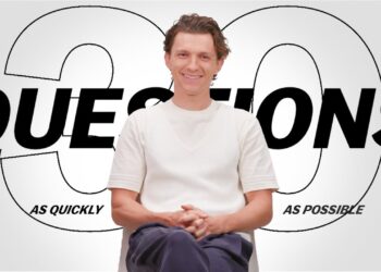 Hombre joven sentado y sonriente frente a un fondo tipográfico, ideal para artículo sobre la entrañable familia del actor: secretos y anécdotas reveladas