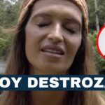 Mujer con los ojos cerrados junto a un río, la frase 'ESTOY DESTROZADA' y un lazo negro, descubre dónde trabaja y sus nuevos proyectos