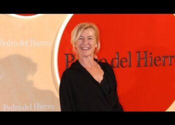 Hijos de Ana Duato: descubre la vida de María y Miguel Bernardeau, mujer sonriente ante un photocall de moda con fondo rojo de Pedro del Hierro.