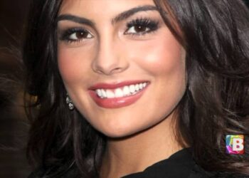 Retrato en primer plano con sonrisa y maquillaje elegante, Ximena Navarrete: Descubre de dónde es la famosa Miss Universo