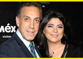 Pareja sonriente posando en evento elegante; Esposo de Victoria Ruffo: descubre la verdad detrás de su amor