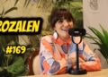 Mujer sonriente en un podcast con micrófono Shure y fondo de plantas