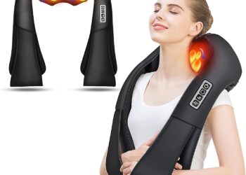 AERLANG Masajeador de Cuello,Masajeador de Cuello y Hombros Espalda Masajeador de amasamiento 4D de tejido profundo, uso en casa, oficina, coche, regalos para mujeres, hombres, mamá y papá negro con nodos térmicos visibles, correas para las manos y panel de control lateral apoyado en el cuello de una mujer relajada