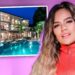 Retrato de una cantante junto a una imagen de una lujosa mansión en Los Ángeles con piscina nocturna iluminada
