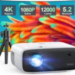 YOTON Y6 Proyector 4K con Trípode, 1080P Nativo Bluetooth Proyector con 12000 Lúmenes, Compatible con Smartphone,HDMI,USB,AV,Fire Stick,PS5 en blanco con lente brillante y trípode compacto.