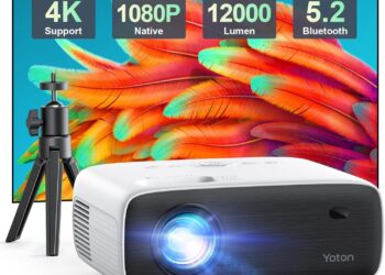 YOTON Y6 Proyector 4K con Trípode, 1080P Nativo Bluetooth Proyector con 12000 Lúmenes, Compatible con Smartphone,HDMI,USB,AV,Fire Stick,PS5 en blanco con lente brillante y trípode compacto.
