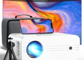Proyector WiFi Bluetooth 5G con Estuche, Full HD 1080P Nativo 4K Compatible 12000 Lumens, iZEEKER Mini Proyector Portátil Cine en Casa Pantalla de 300” para iOS/Android/PC/PS5/TV Stick/Xbox, proyector blanco con lente iluminada, trípode y funda gris