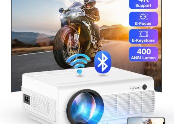 Proyector 4K [Enfoque Eléctrico y Keystone] Compatible con 1080P Nativo 16000Lux 5G WiFi Bluetooth 5.1 Proyector Mini Portátil para Exteriores Compatible con TV Stick, Smartphone, Laptop, HDMI, USB, proyector blanco compacto con lente frontal, iconos de WiFi y Bluetooth y imagen proyectada de una motocicleta.