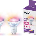 WiZ – Bombilla LED inteligente GU10 de cristal – 50W, con 16 millones de colores, Wi-Fi/Bluetooth, control por voz/aplicación, funciona con Google Home, Alexa y HomeKit, pack de 2 bombillas mostrando dos focos GU10 de cristal y su embalaje