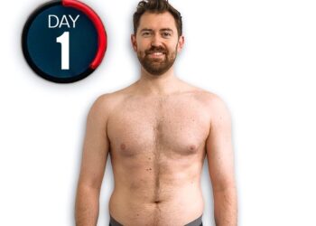 Hombre sin camiseta frente a fondo blanco con emblema de 'Day 1'; Descubre la verdad sobre si el desafiante 75 Hard es realmente seguro ¡No te lo puedes perder!