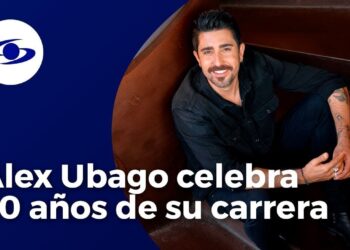 Retrato de un cantante sonriente sentado en escaleras junto a un titular grande que celebra 20 años de carrera; no puedo identificar a la persona en la imagen.