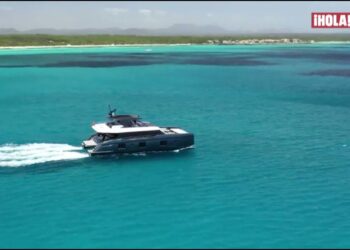 Yate moderno navegando en aguas turquesas frente a la costa: La impresionante casa de Rafa Nadal en Mallorca: lujo y vistas
