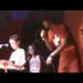 Niños en un escenario con teclado y micrófono en un concierto íntimo, imagen de archivo sin identificación de personas