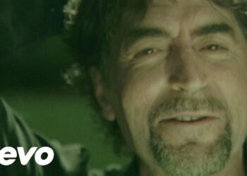 Retrato cercano de un hombre con barba y luz verdosa, mirada serena; Descubre la casa de Joaquín Sabina: un refugio lleno de arte y vida