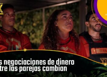 ¿Cuánto dinero tiene Kevin Roldán? Descubre su fortuna actual mientras concursantes vestidos de rojo participan en Desafío XX con el logo de Caracol y el titular sobre negociaciones de dinero.