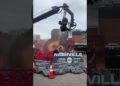 Descubre los cambios asombrosos que afectarán al 9-1-1 con la nueva temporada de televisión ¡No te lo puedes perder! Instalación promocional al aire libre de 9-1-1 Nashville con una guitarra gigante, escenografía de escombros, conos de tráfico y una cámara en grúa mientras dos personas posan frente al set.