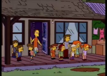 Varios niños y una mujer en el porche de una casa rural animada, Cuántos hijos tiene Cletus: descubre la sorprendente verdad.