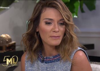 Mujer con peinado ondulado y expresión pensativa en una entrevista televisiva, Descubre quién es Jocelyn Trochez, la pareja de Kany García