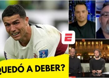 ¿De dónde es Cristiano Ronaldo? Descubre su origen y legado en esta imagen editorial que muestra al delantero con gesto de esfuerzo y mesas de comentaristas deportivos.