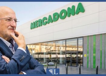 Hombre mayor pensativo frente a la fachada de Mercadona que evoca riqueza y patrimonio empresarial