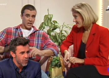 Plató televisivo con tres personas conversando: una mujer con americana roja, un hombre joven con camisa a cuadros y otro hombre sentado en primer plano; ambiente de entrevista.