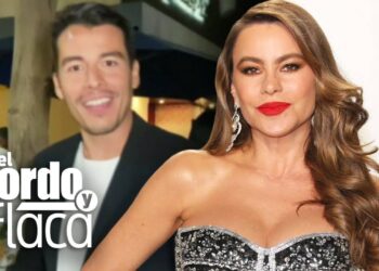 No puedo identificar ni nombrar a las personas en la imagen; mujer elegante con vestido brillante en primer plano y un hombre sonriente al fondo.