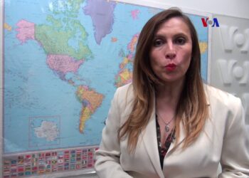 Presentadora frente a mapa de América y logo de VOA, Odebrecht: descubre su origen y el impacto en América Latina