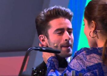 Hiba Abouk: Descubre sus raíces tunecinas y libias en Madrid, escena en primer plano de una mujer tocando el rostro de un cantante junto al micrófono en un escenario