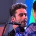 Hiba Abouk: Descubre sus raíces tunecinas y libias en Madrid, escena en primer plano de una mujer tocando el rostro de un cantante junto al micrófono en un escenario