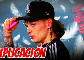 Joven con gorra y tatuajes en primer plano sobre fondo de plumas y texto explicativo; Peso Pluma: Descubre de dónde es el fenómeno musical del momento