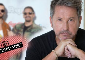 Retrato pensativo de un hombre adulto con dos jóvenes músicos desenfocados y un rótulo de celebridades