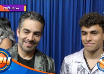 Hijos de Omar Chaparro: descubre la familia detrás del comediante, dos hombres sonrientes posando frente a una cortina azul en un evento.