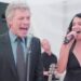 Dos cantantes en un escenario íntimo con micrófonos y fondo blanco, Los hijos de Bon Jovi: secretos y carreras de la nueva generación.