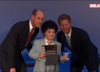 Dos hombres adultos y un niño en una entrega de premios, Hijos de Lady Di: Revelaciones impactantes sobre su legado emocional