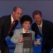 Dos hombres adultos y un niño en una entrega de premios, Hijos de Lady Di: Revelaciones impactantes sobre su legado emocional