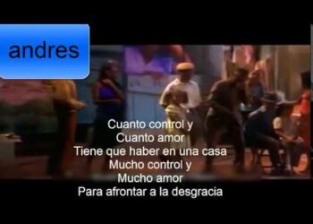 Grupo de músicos y bailarines en un escenario con subtítulos en pantalla, La familia de Héctor Lavoe: amor, tragedia y legado musical.