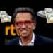 El sorprendente sueldo de un presentador de 'Saber y ganar' revelado en retrato con gafas rojas y fajos de billetes.