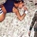 ¿Cuánto cobra Ozuna por concierto? Descubre sus ingresos reales 29 Persona con ropa de camuflaje y joyas junto a montones de billetes y una mujer sobre dinero, ¿Cuánto cobra este artista por concierto? Descubre sus ingresos reales